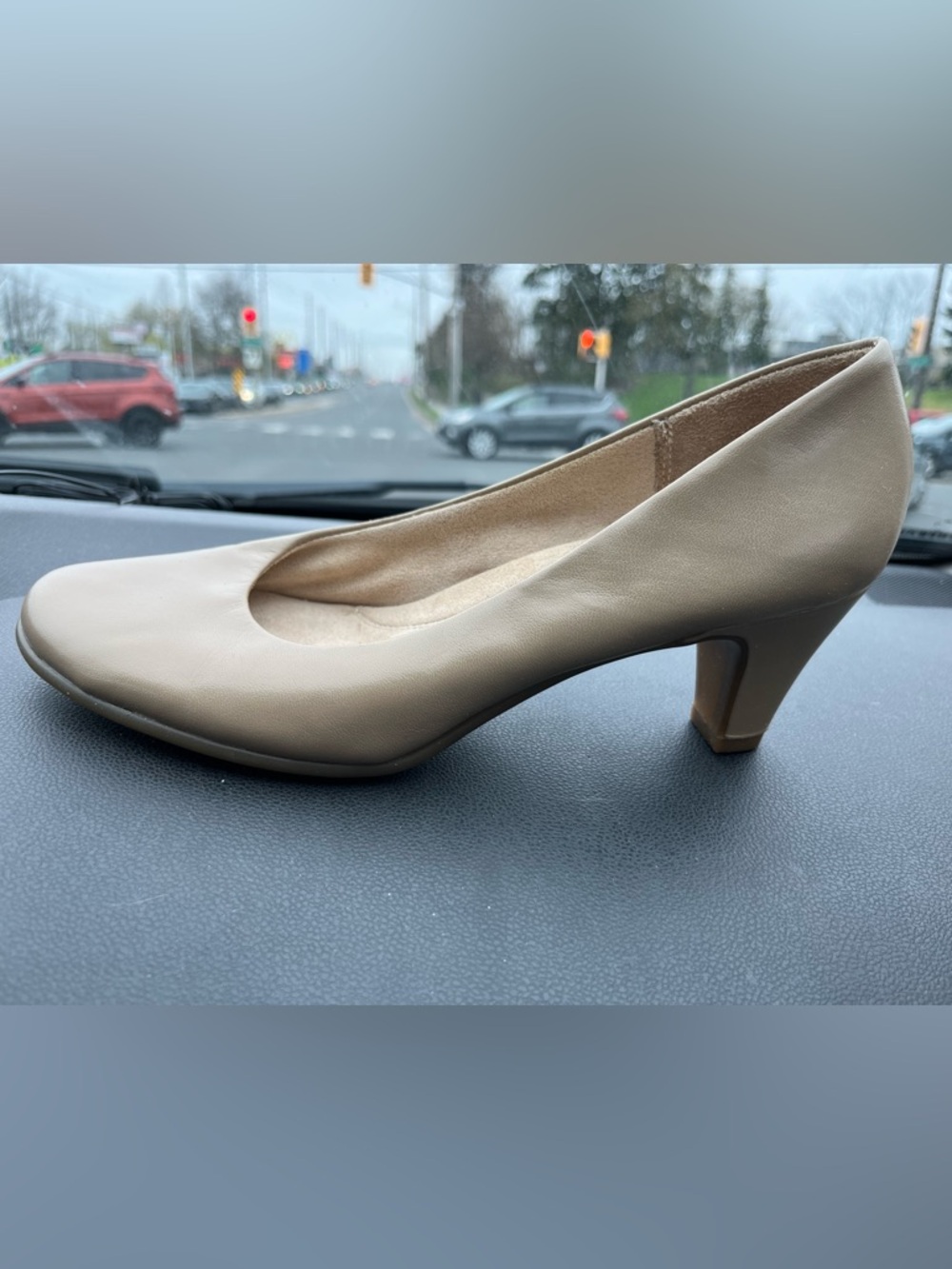 AEROSOLES Women's Taupe Leather Mid Heel Pump